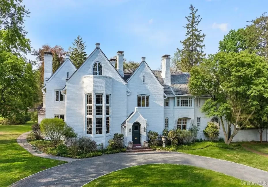 Welcome to 1 Belmont Drive, designed by renowned architect William Eyre Welcome to 1 Belmont Drive, designed by renowned architect William Eyre