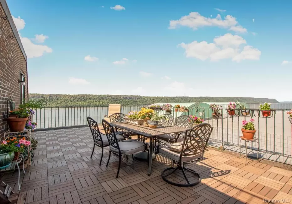 Private Rooftop Patio!480 SF Private Rooftop Patio!480 SF