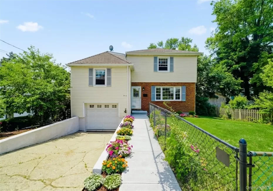 342 Roberts Avenue, Yonkers, NY, 4 Bedrooms Bedrooms, 10 Rooms Rooms,2 BathroomsBathrooms,Residential,For Rent,Roberts,0,1007224 342 Roberts Avenue, Yonkers, NY, 4 Bedrooms Bedrooms, 10 Rooms Rooms,2 BathroomsBathrooms,Residential,For Rent,Roberts,0,1007224