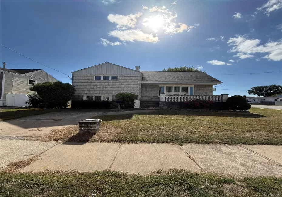 View of front facade featuring a front lawn and covered porch View of front facade featuring a front lawn and covered porch