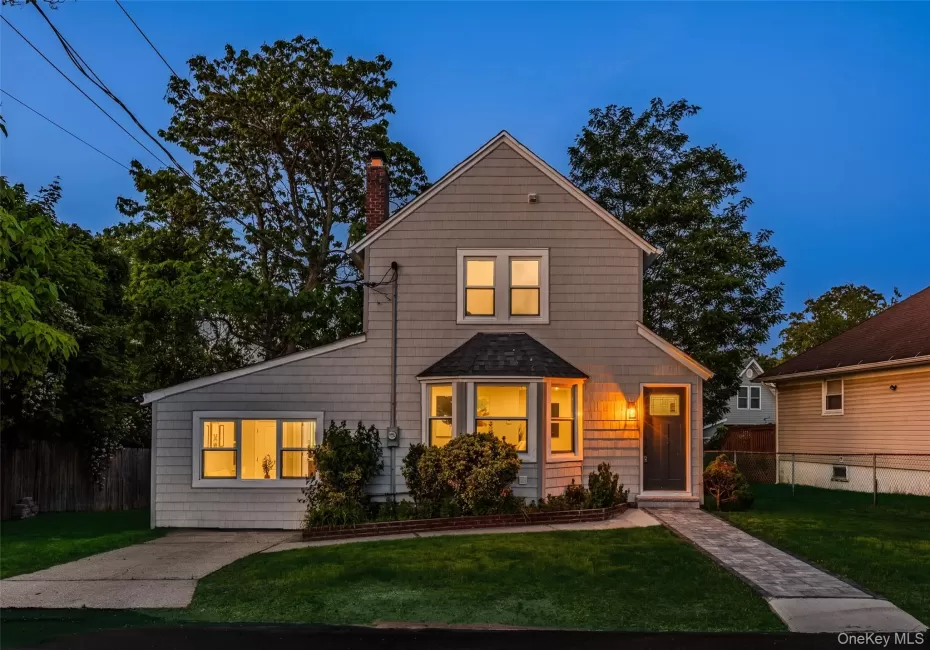 19 Westside Avenue, Islip, NY, 4 Bedrooms Bedrooms, 8 Rooms Rooms,2 BathroomsBathrooms,Residential,For Rent,Westside,0,1010444 19 Westside Avenue, Islip, NY, 4 Bedrooms Bedrooms, 8 Rooms Rooms,2 BathroomsBathrooms,Residential,For Rent,Westside,0,1010444