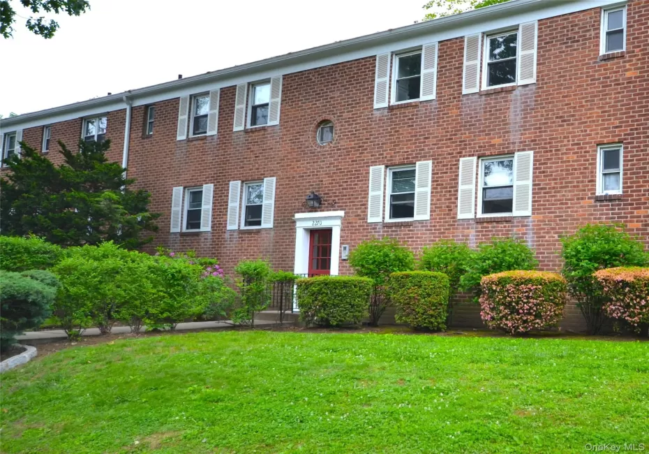 Desirable first floor unit next to the Larchmont boarder. Close RR and bus lines. Desirable first floor unit next to the Larchmont boarder. Close RR and bus lines.