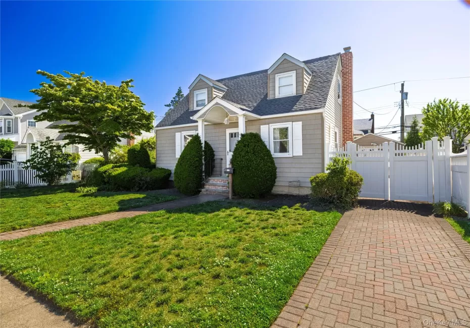 175 Lee Avenue, Oyster Bay, NY, 3 Bedrooms Bedrooms, 8 Rooms Rooms,1 BathroomBathrooms,Residential,For Rent,Lee,0,1008340 175 Lee Avenue, Oyster Bay, NY, 3 Bedrooms Bedrooms, 8 Rooms Rooms,1 BathroomBathrooms,Residential,For Rent,Lee,0,1008340