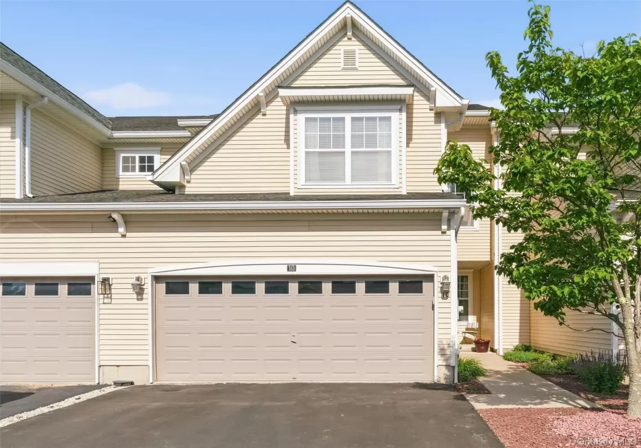 Welcome to 10 Cornwall Ln! Welcome to 10 Cornwall Ln!