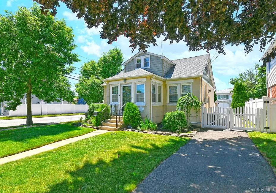 2478 Saint Marks Avenue, Hempstead, NY, 3 Bedrooms Bedrooms, 6 Rooms Rooms,1 BathroomBathrooms,Residential,For Rent,Saint Marks,0,1006200 2478 Saint Marks Avenue, Hempstead, NY, 3 Bedrooms Bedrooms, 6 Rooms Rooms,1 BathroomBathrooms,Residential,For Rent,Saint Marks,0,1006200