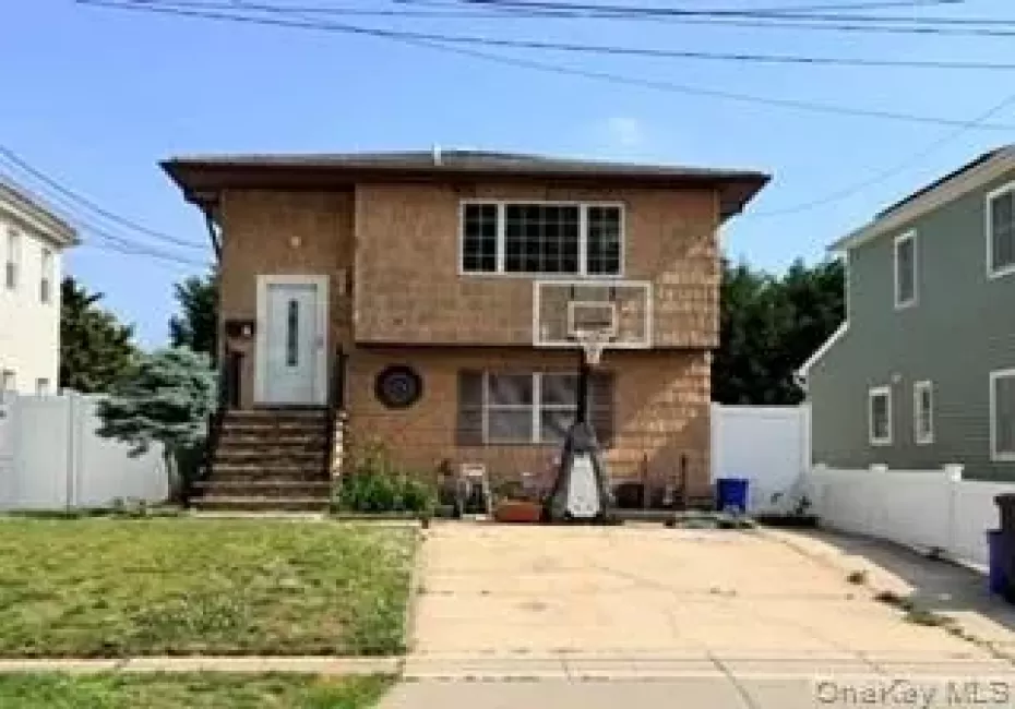 23 Alhambra Avenue, Babylon, NY, 3 Bedrooms Bedrooms, 6 Rooms Rooms,1 BathroomBathrooms,Residential Lease,For Rent,Alhambra,0,1013058 23 Alhambra Avenue, Babylon, NY, 3 Bedrooms Bedrooms, 6 Rooms Rooms,1 BathroomBathrooms,Residential Lease,For Rent,Alhambra,0,1013058