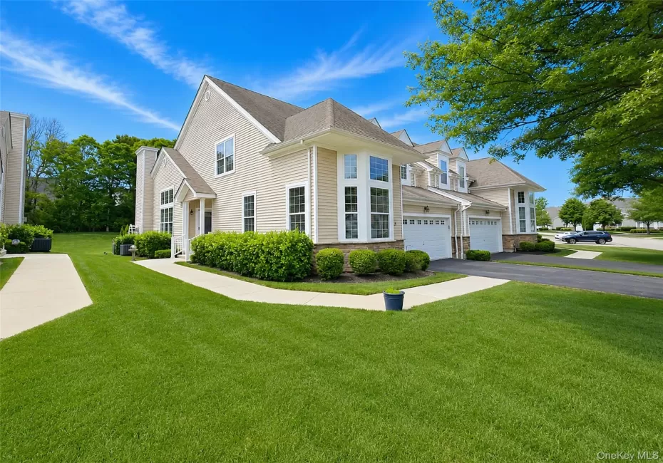 Stunning End Unit At The Vineyards 55+ Community. Stunning End Unit At The Vineyards 55+ Community.