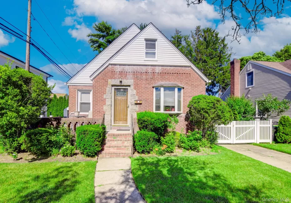 32 Celler Avenue, North Hempstead, NY, 4 Bedrooms Bedrooms, 9 Rooms Rooms,1 BathroomBathrooms,Residential,For Rent,Celler,0,1013063 32 Celler Avenue, North Hempstead, NY, 4 Bedrooms Bedrooms, 9 Rooms Rooms,1 BathroomBathrooms,Residential,For Rent,Celler,0,1013063