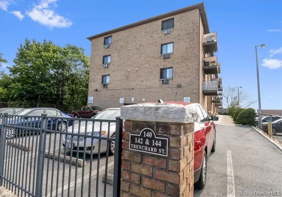 142 Trenchard Street, Yonkers, NY, 1 Bedroom Bedrooms, 4 Rooms Rooms,1 BathroomBathrooms,Residential Lease,For Rent,Trenchard,0,1009332 142 Trenchard Street, Yonkers, NY, 1 Bedroom Bedrooms, 4 Rooms Rooms,1 BathroomBathrooms,Residential Lease,For Rent,Trenchard,0,1009332