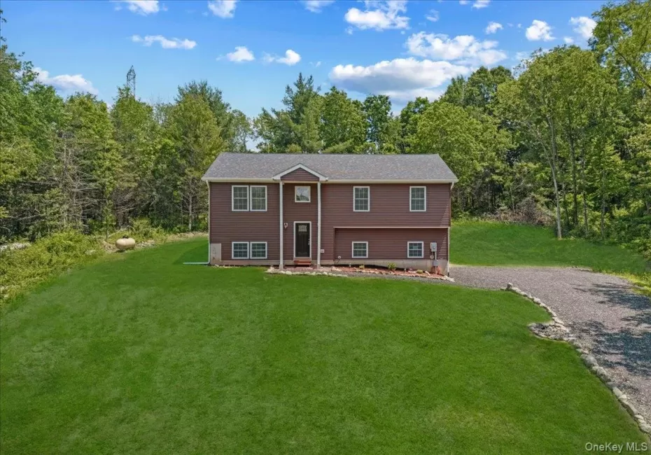 Beautiful new construction home. (Yard photos are enhanced to show the potential after seeding). Beautiful new construction home. (Yard photos are enhanced to show the potential after seeding).