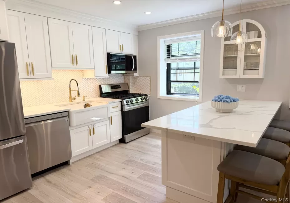 Beautifully renovated kitchen with 7 foot Quartz peninsula Beautifully renovated kitchen with 7 foot Quartz peninsula