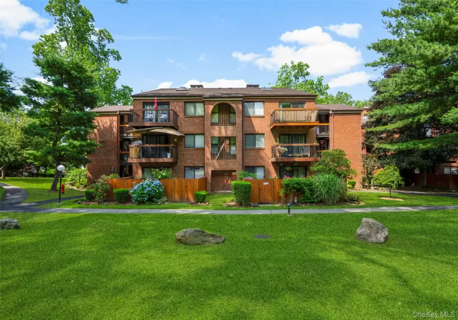 18 Bronxville Glen Unit #1 18 Bronxville Glen Unit #1