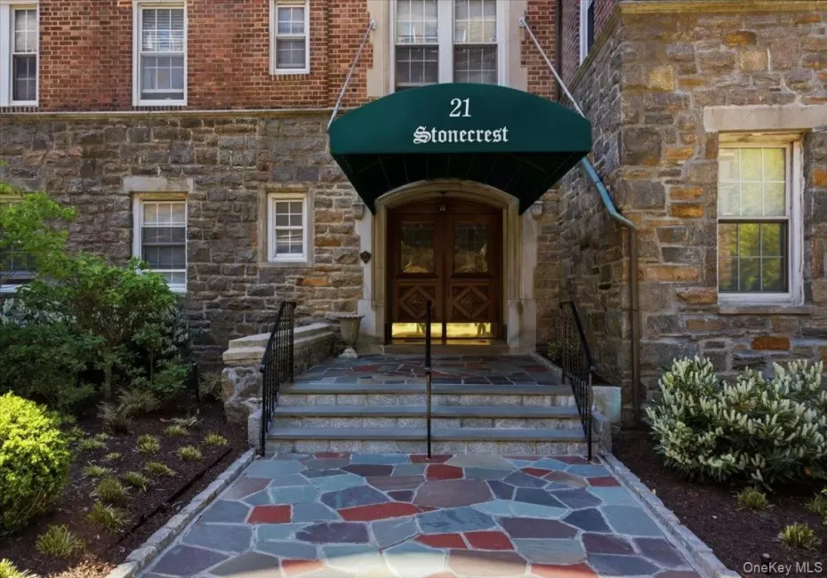 Welcome to 21 N Chatsworth in Larchmont where you'll enjoy the benefits of living in a doorman building. Welcome to 21 N Chatsworth in Larchmont where you'll enjoy the benefits of living in a doorman building.