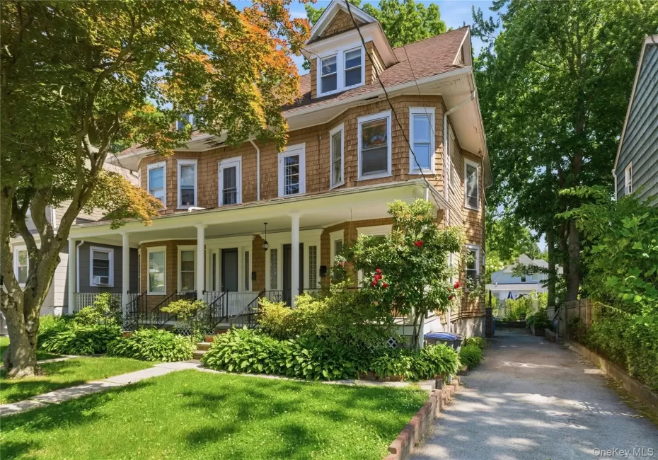 Beautifully maintained exterior surrounded by lush greenery, offering a warm first impression and inviting outdoor setting. Beautifully maintained exterior surrounded by lush greenery, offering a warm first impression and inviting outdoor setting.