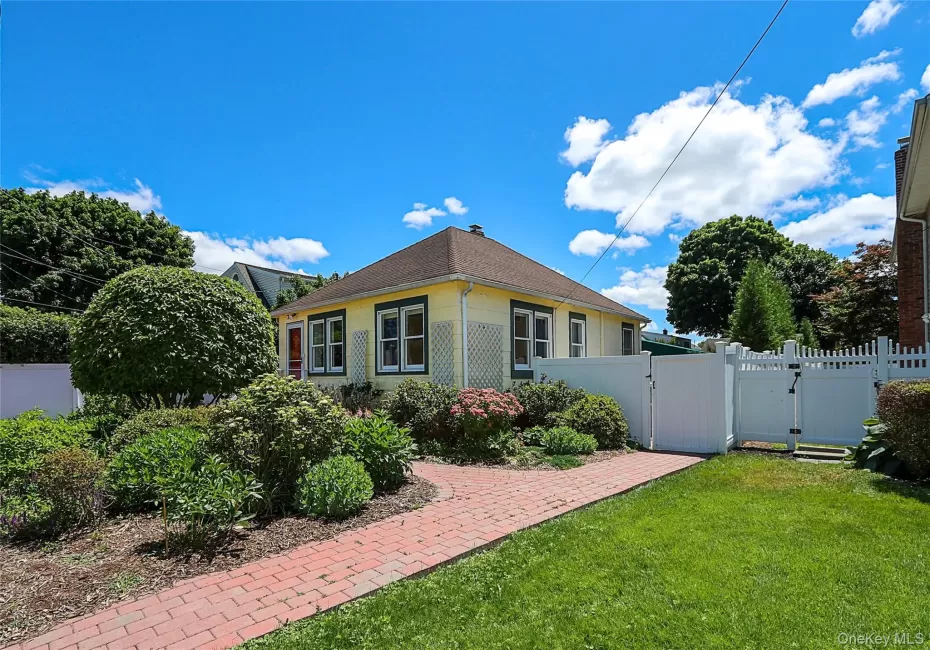 110 Franklin Avenue, Huntington, NY, 3 Bedrooms Bedrooms, 6 Rooms Rooms,1 BathroomBathrooms,Residential,For Rent,Franklin,0,1012333 110 Franklin Avenue, Huntington, NY, 3 Bedrooms Bedrooms, 6 Rooms Rooms,1 BathroomBathrooms,Residential,For Rent,Franklin,0,1012333
