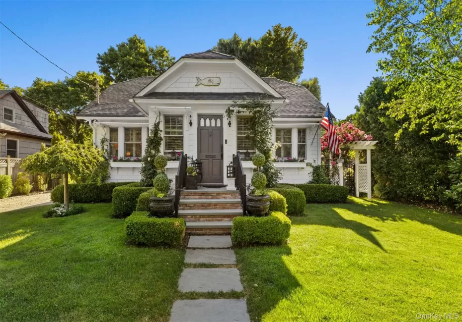 Welcome to 418 Pine Acres Boulevard one of the most charming homes in the village! Welcome to 418 Pine Acres Boulevard one of the most charming homes in the village!