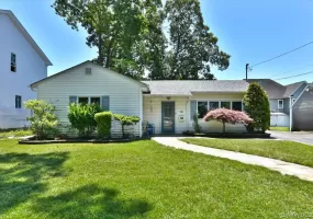 18 Boston Avenue, Oyster Bay, NY, 2 Bedrooms Bedrooms, 6 Rooms Rooms,1 BathroomBathrooms,Residential,For Rent,Boston,0,1015439 18 Boston Avenue, Oyster Bay, NY, 2 Bedrooms Bedrooms, 6 Rooms Rooms,1 BathroomBathrooms,Residential,For Rent,Boston,0,1015439