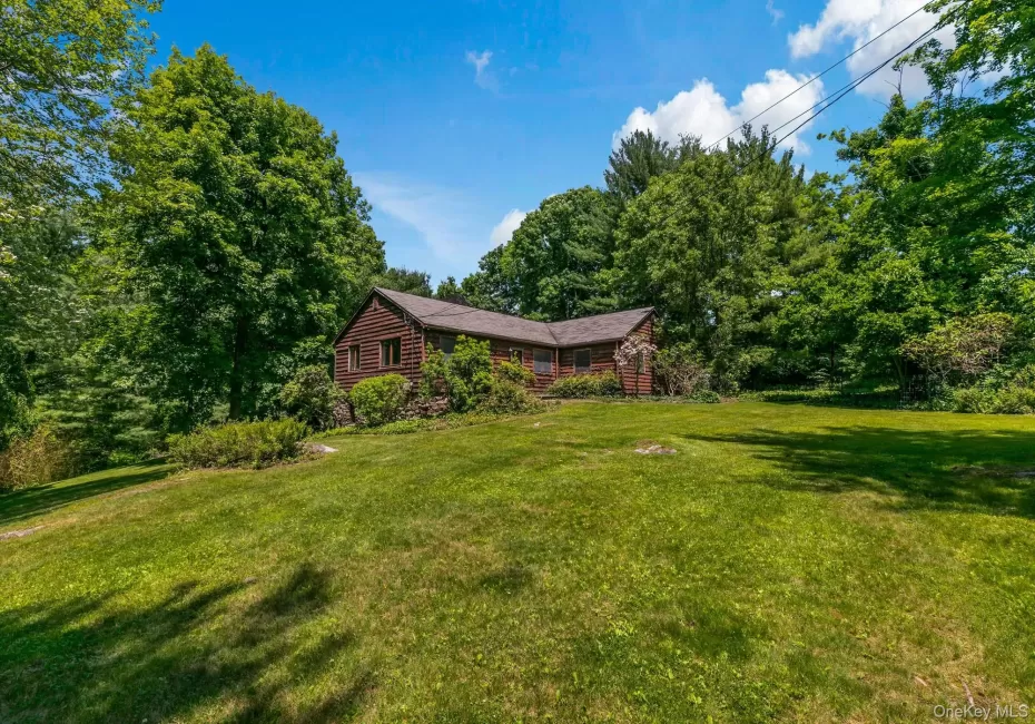 Sprawling front yard greets you. Sprawling front yard greets you.