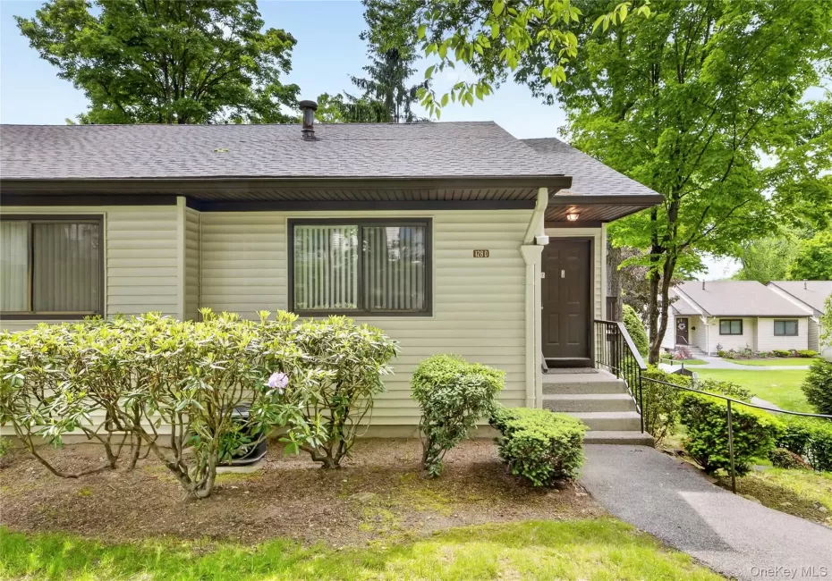 This Sunlit End Uniit Condo with Green space in front yard. This Sunlit End Uniit Condo with Green space in front yard.