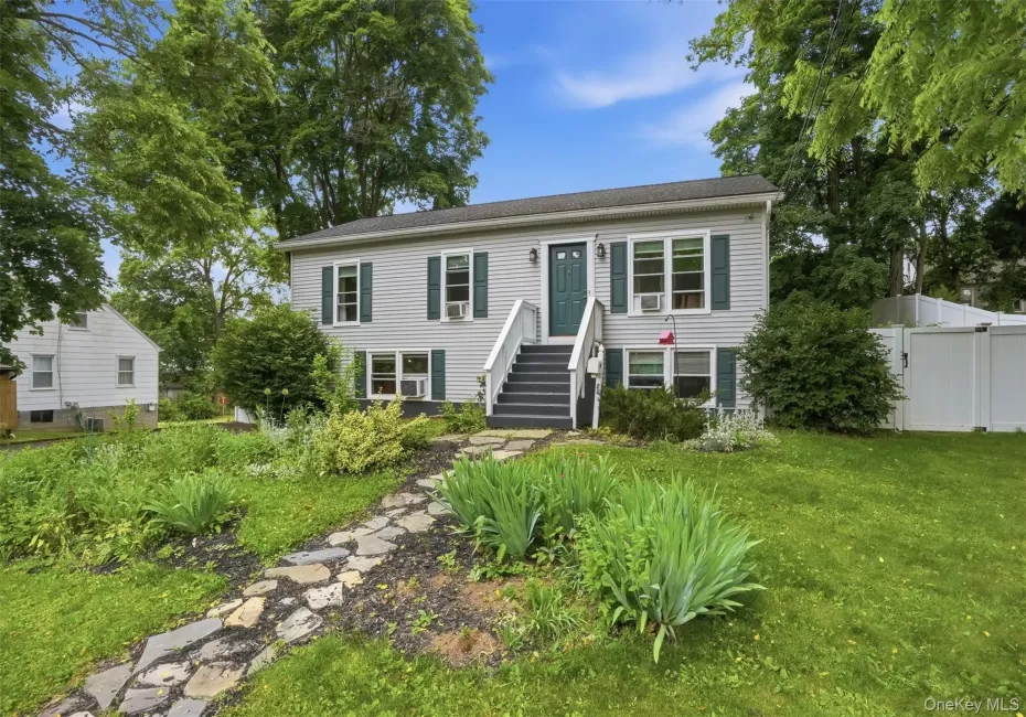 21 Overlook Avenue, Beacon, NY, 3 Bedrooms Bedrooms, 7 Rooms Rooms,2 BathroomsBathrooms,Residential,For Rent,Overlook,0,1016059 21 Overlook Avenue, Beacon, NY, 3 Bedrooms Bedrooms, 7 Rooms Rooms,2 BathroomsBathrooms,Residential,For Rent,Overlook,0,1016059