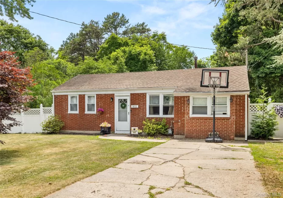 1632 Thompson Drive, Islip, NY, 3 Bedrooms Bedrooms, 6 Rooms Rooms,1 BathroomBathrooms,Residential,For Rent,Thompson,0,1016593 1632 Thompson Drive, Islip, NY, 3 Bedrooms Bedrooms, 6 Rooms Rooms,1 BathroomBathrooms,Residential,For Rent,Thompson,0,1016593