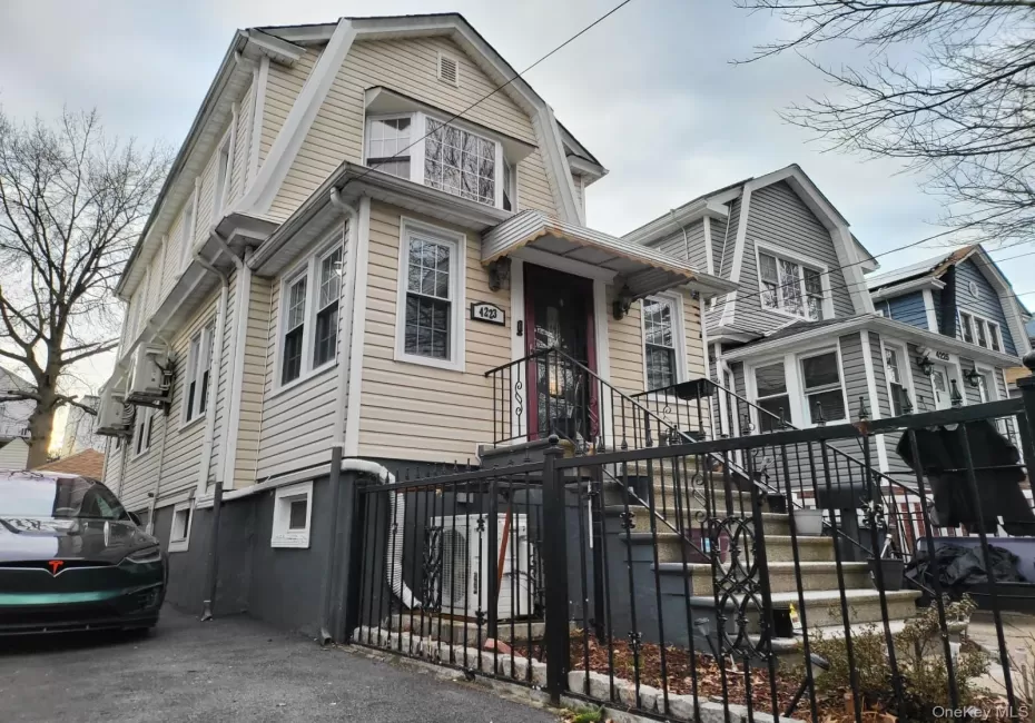 4223 Gunther Avenue, New York, NY, 3 Bedrooms Bedrooms, 13 Rooms Rooms,2 BathroomsBathrooms,Residential,For Rent,Gunther,0,982551 4223 Gunther Avenue, New York, NY, 3 Bedrooms Bedrooms, 13 Rooms Rooms,2 BathroomsBathrooms,Residential,For Rent,Gunther,0,982551