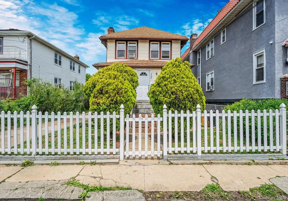 2706 Deerfield Road, New York, NY, 4 Bedrooms Bedrooms, 7 Rooms Rooms,1 BathroomBathrooms,Residential,For Rent,Deerfield,0,1007826 2706 Deerfield Road, New York, NY, 4 Bedrooms Bedrooms, 7 Rooms Rooms,1 BathroomBathrooms,Residential,For Rent,Deerfield,0,1007826