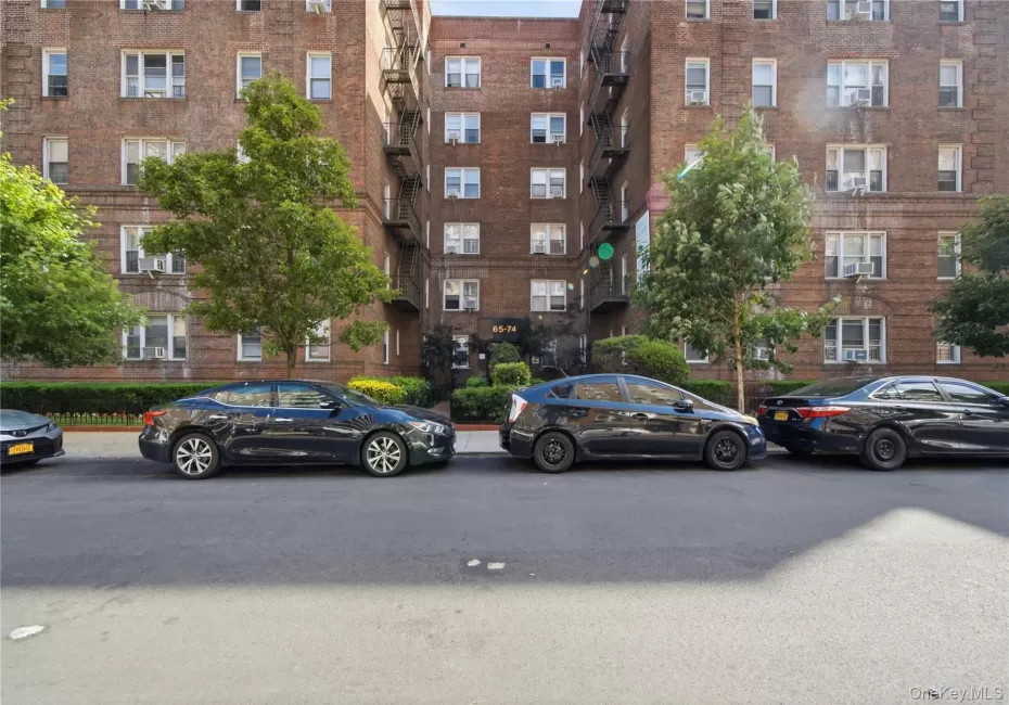 65-74 Saunders Street, New York, NY, 3 Rooms Rooms,1 BathroomBathrooms,Residential,For Rent,Saunders,0,1015521 65-74 Saunders Street, New York, NY, 3 Rooms Rooms,1 BathroomBathrooms,Residential,For Rent,Saunders,0,1015521