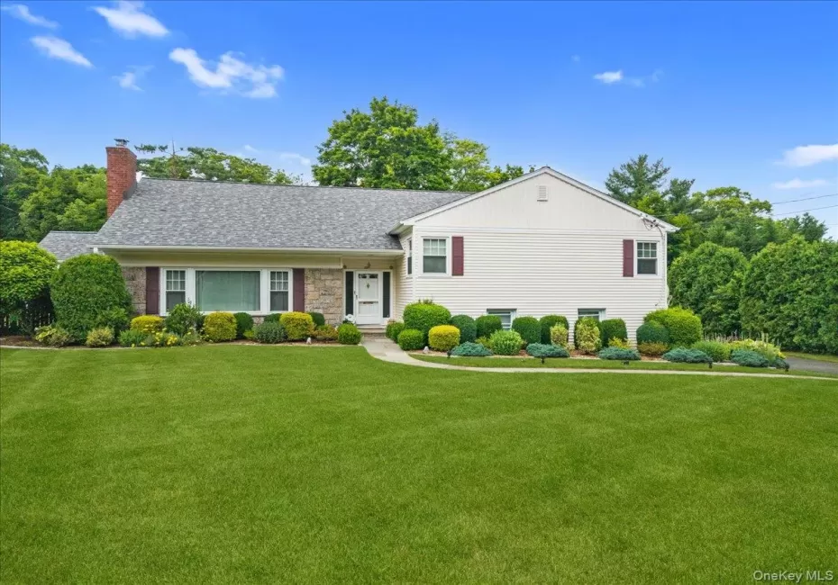 Welcome home to 30 Stonehouse Road, close to Scarsdale Village and metro north train station. Welcome home to 30 Stonehouse Road, close to Scarsdale Village and metro north train station.