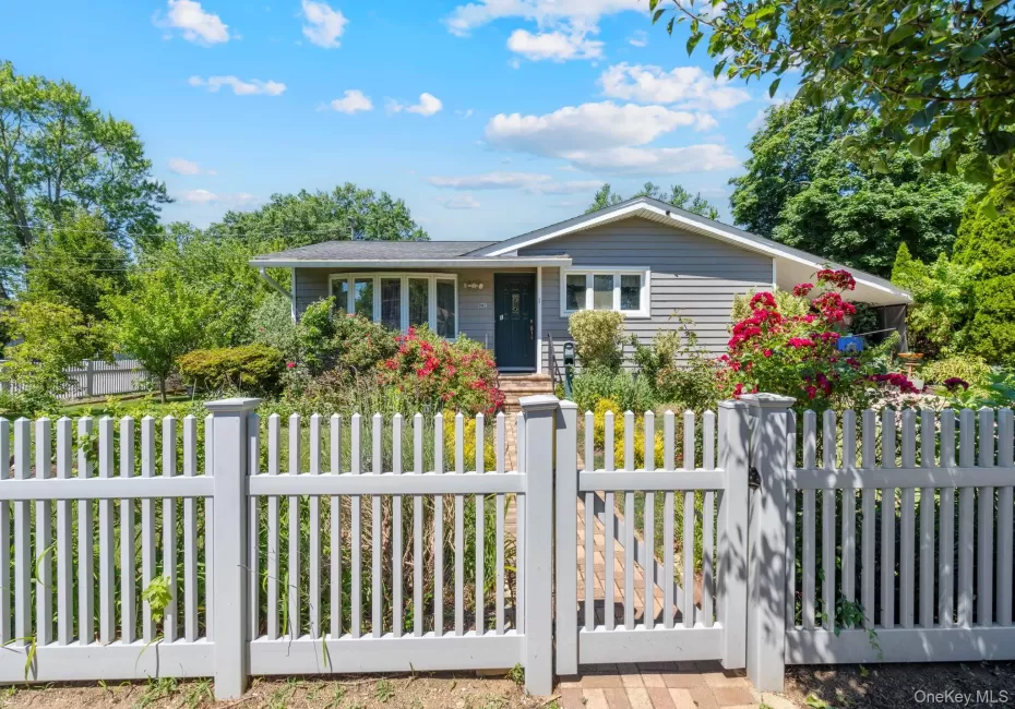 1 Hale Place, Hempstead, NY, 3 Bedrooms Bedrooms, 5 Rooms Rooms,2 BathroomsBathrooms,Residential,For Rent,Hale,0,1016636 1 Hale Place, Hempstead, NY, 3 Bedrooms Bedrooms, 5 Rooms Rooms,2 BathroomsBathrooms,Residential,For Rent,Hale,0,1016636