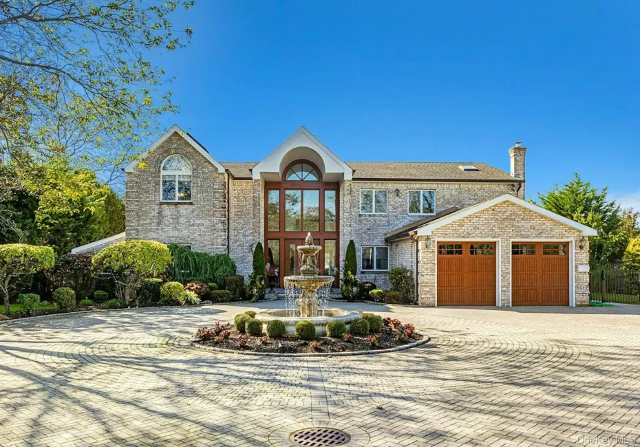 Welcome to 10 Beech Rd in Bayberry Point Estates. Welcome to 10 Beech Rd in Bayberry Point Estates.