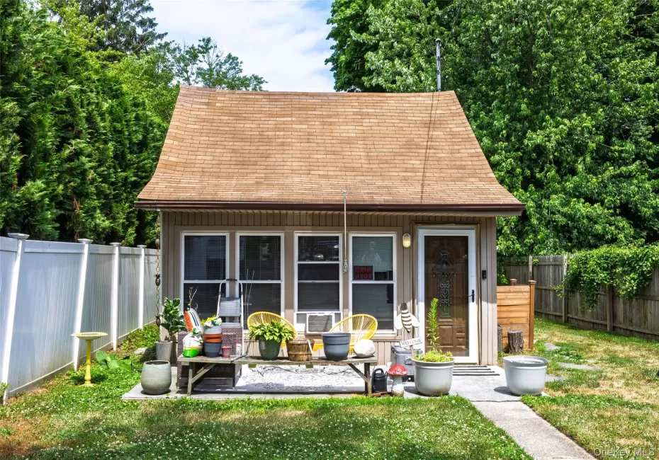 23 Edgewood Avenue, Brookhaven, NY, 1 Bedroom Bedrooms, 3 Rooms Rooms,1 BathroomBathrooms,Residential,For Rent,Edgewood,0,KEY1017071 23 Edgewood Avenue, Brookhaven, NY, 1 Bedroom Bedrooms, 3 Rooms Rooms,1 BathroomBathrooms,Residential,For Rent,Edgewood,0,KEY1017071