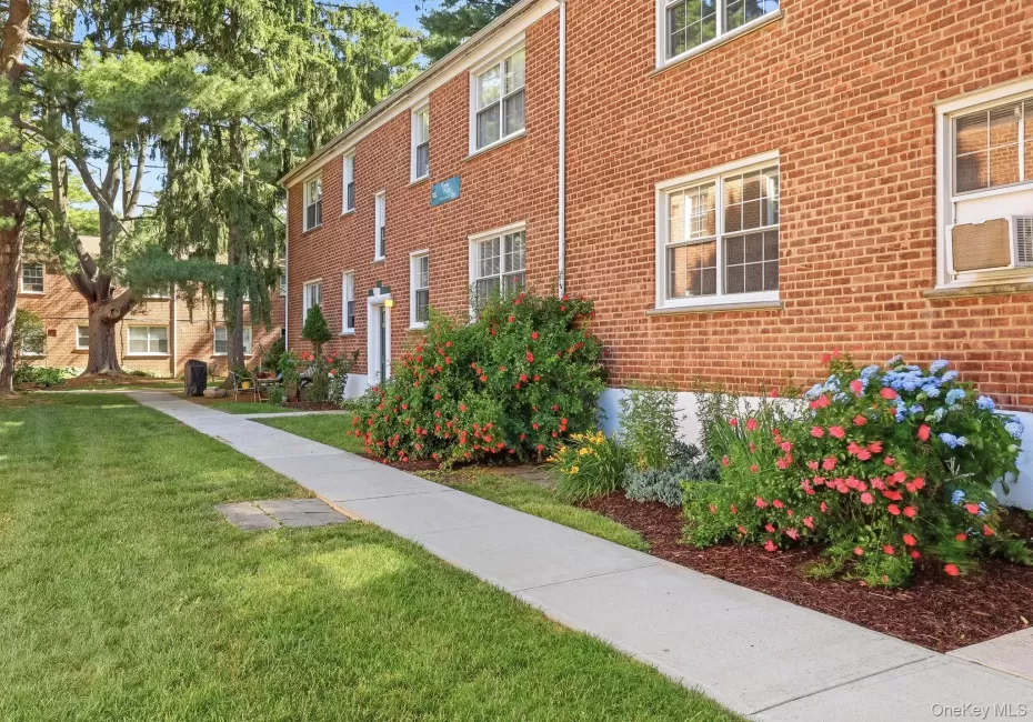 Such beautiful gardens welcome you home to your first floor apartment Such beautiful gardens welcome you home to your first floor apartment