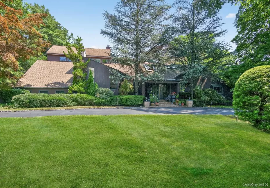 9 Applegreen Drive, North Hempstead, NY, 5 Bedrooms Bedrooms, 20 Rooms Rooms,7 BathroomsBathrooms,Residential,For Rent,Applegreen,0,KEY978369 9 Applegreen Drive, North Hempstead, NY, 5 Bedrooms Bedrooms, 20 Rooms Rooms,7 BathroomsBathrooms,Residential,For Rent,Applegreen,0,KEY978369