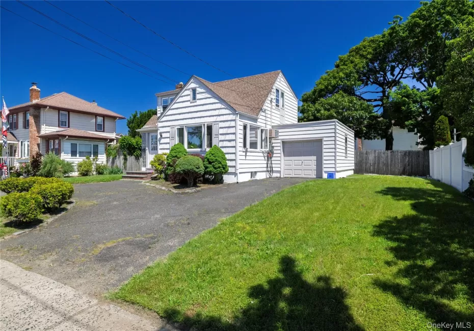24 Windsor Parkway, Hempstead, NY, 3 Bedrooms Bedrooms, 7 Rooms Rooms,1 BathroomBathrooms,Residential,For Rent,Windsor,0,KEY1017947 24 Windsor Parkway, Hempstead, NY, 3 Bedrooms Bedrooms, 7 Rooms Rooms,1 BathroomBathrooms,Residential,For Rent,Windsor,0,KEY1017947