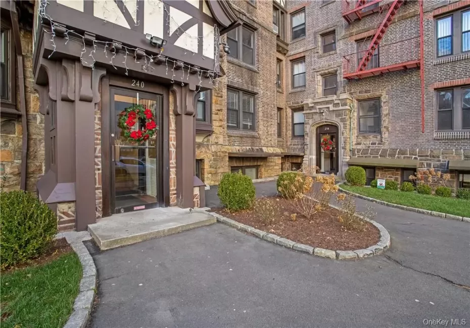 240 Martine Avenue, White Plains, NY, 2 Bedrooms Bedrooms, 4 Rooms Rooms,1 BathroomBathrooms,Residential Lease,For Rent,Martine,0,KEY1018497 240 Martine Avenue, White Plains, NY, 2 Bedrooms Bedrooms, 4 Rooms Rooms,1 BathroomBathrooms,Residential Lease,For Rent,Martine,0,KEY1018497