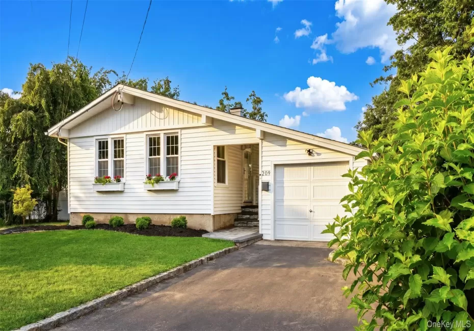 209 Loop Drive, Islip, NY, 3 Bedrooms Bedrooms, 7 Rooms Rooms,2 BathroomsBathrooms,Residential,For Rent,Loop,0,KEY1018231 209 Loop Drive, Islip, NY, 3 Bedrooms Bedrooms, 7 Rooms Rooms,2 BathroomsBathrooms,Residential,For Rent,Loop,0,KEY1018231