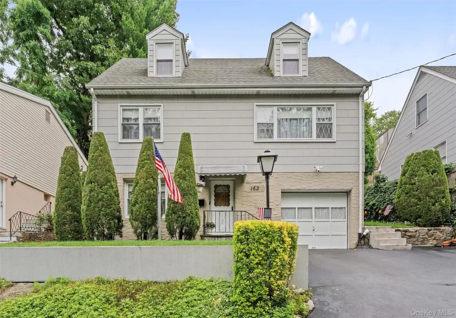 Welcome to 162 Midland Avenue located in the Lincoln Park enclave in Yonkers NY! Welcome to 162 Midland Avenue located in the Lincoln Park enclave in Yonkers NY!