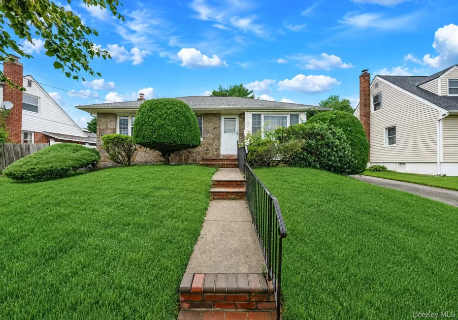 107 Walnut Street, Oyster Bay, NY, 3 Bedrooms Bedrooms, 6 Rooms Rooms,1 BathroomBathrooms,Residential,For Rent,Walnut,0,KEY1018138 107 Walnut Street, Oyster Bay, NY, 3 Bedrooms Bedrooms, 6 Rooms Rooms,1 BathroomBathrooms,Residential,For Rent,Walnut,0,KEY1018138
