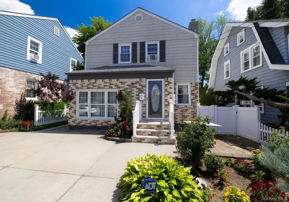 4 Nassau Boulevard, Hempstead, NY, 3 Bedrooms Bedrooms, 6 Rooms Rooms,1 BathroomBathrooms,Residential,For Rent,Nassau,0,KEY1018384 4 Nassau Boulevard, Hempstead, NY, 3 Bedrooms Bedrooms, 6 Rooms Rooms,1 BathroomBathrooms,Residential,For Rent,Nassau,0,KEY1018384