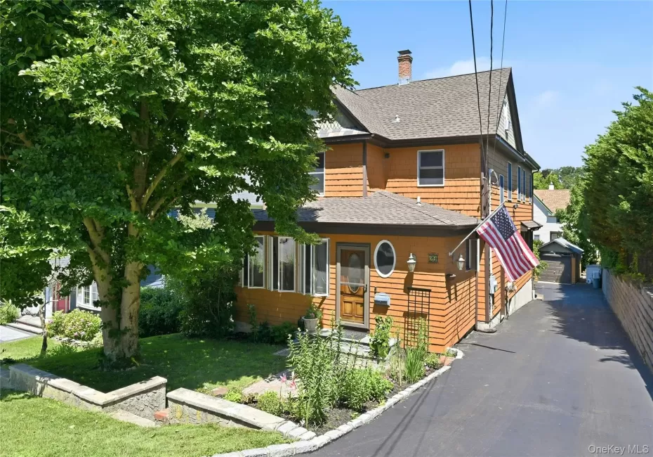 29 Vail Street, Huntington, NY, 4 Bedrooms Bedrooms, 10 Rooms Rooms,3 BathroomsBathrooms,Residential,For Rent,Vail,0,KEY1017967 29 Vail Street, Huntington, NY, 4 Bedrooms Bedrooms, 10 Rooms Rooms,3 BathroomsBathrooms,Residential,For Rent,Vail,0,KEY1017967