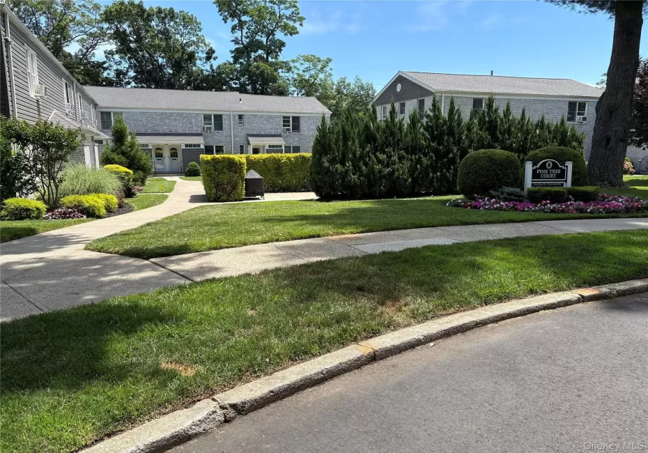 Beautifully landscaped entrance with common area courtyard: table and chairs for your BBQ use. Desirable street level location. Beautifully landscaped entrance with common area courtyard: table and chairs for your BBQ use. Desirable street level location.