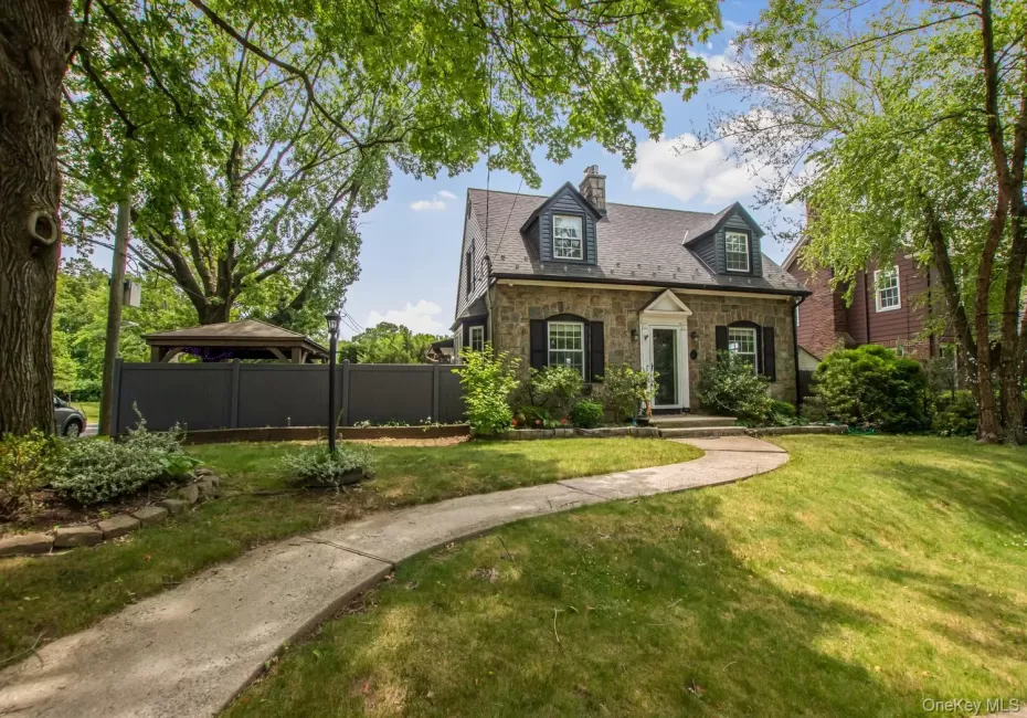 4 Knox Pl., New York, NY, 3 Bedrooms Bedrooms, 11 Rooms Rooms,3 BathroomsBathrooms,Residential,For Rent,Knox Pl.,0,1018487 4 Knox Pl., New York, NY, 3 Bedrooms Bedrooms, 11 Rooms Rooms,3 BathroomsBathrooms,Residential,For Rent,Knox Pl.,0,1018487