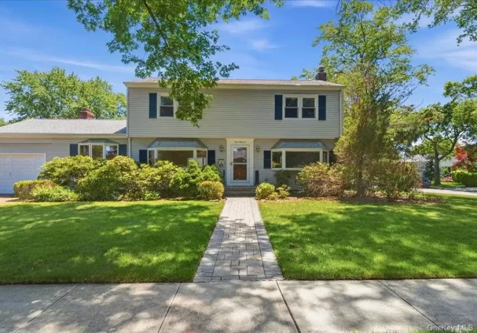 Welcome to 100 Bayberry Avenue Welcome to 100 Bayberry Avenue