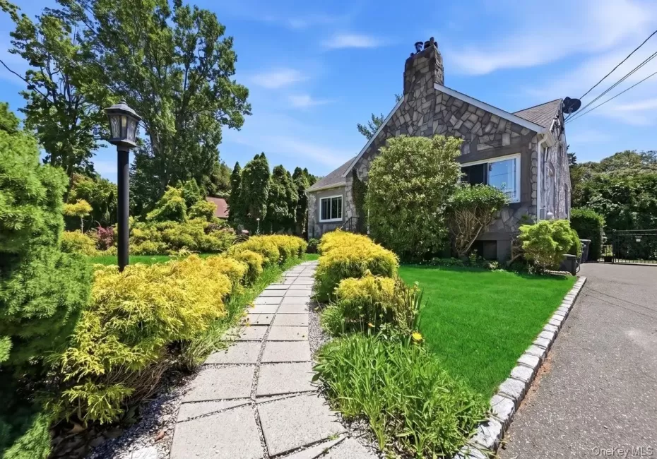 26 Hickory Road, Brookhaven, NY, 4 Bedrooms Bedrooms, 6 Rooms Rooms,1 BathroomBathrooms,Residential,For Rent,Hickory,0,KEY1018557 26 Hickory Road, Brookhaven, NY, 4 Bedrooms Bedrooms, 6 Rooms Rooms,1 BathroomBathrooms,Residential,For Rent,Hickory,0,KEY1018557