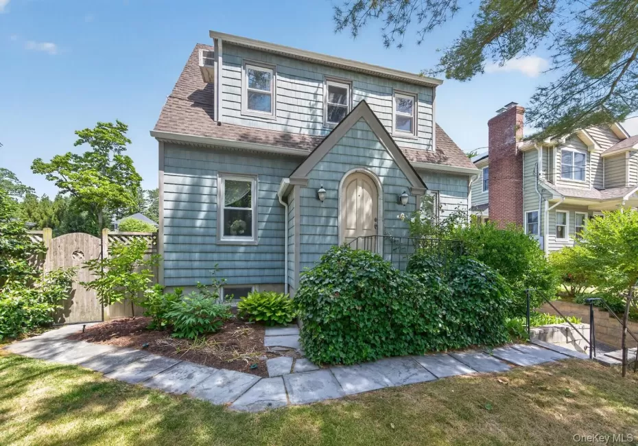 55 Pershing Avenue, Oyster Bay, NY, 3 Bedrooms Bedrooms, 7 Rooms Rooms,1 BathroomBathrooms,Residential,For Rent,Pershing,0,1018849 55 Pershing Avenue, Oyster Bay, NY, 3 Bedrooms Bedrooms, 7 Rooms Rooms,1 BathroomBathrooms,Residential,For Rent,Pershing,0,1018849
