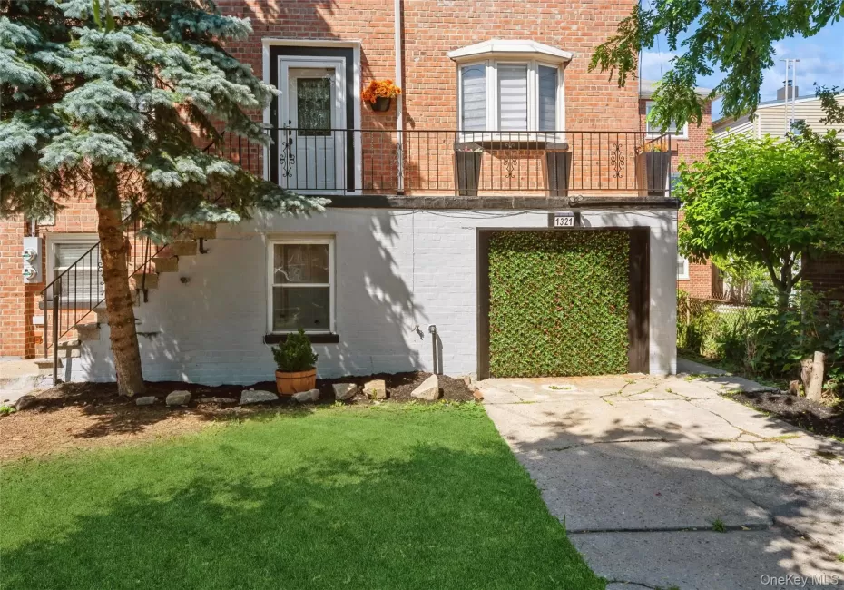 1321 Gillespie Avenue, New York, NY, 4 Bedrooms Bedrooms, 8 Rooms Rooms,2 BathroomsBathrooms,Residential,For Rent,Gillespie,0,KEY1018622 1321 Gillespie Avenue, New York, NY, 4 Bedrooms Bedrooms, 8 Rooms Rooms,2 BathroomsBathrooms,Residential,For Rent,Gillespie,0,KEY1018622