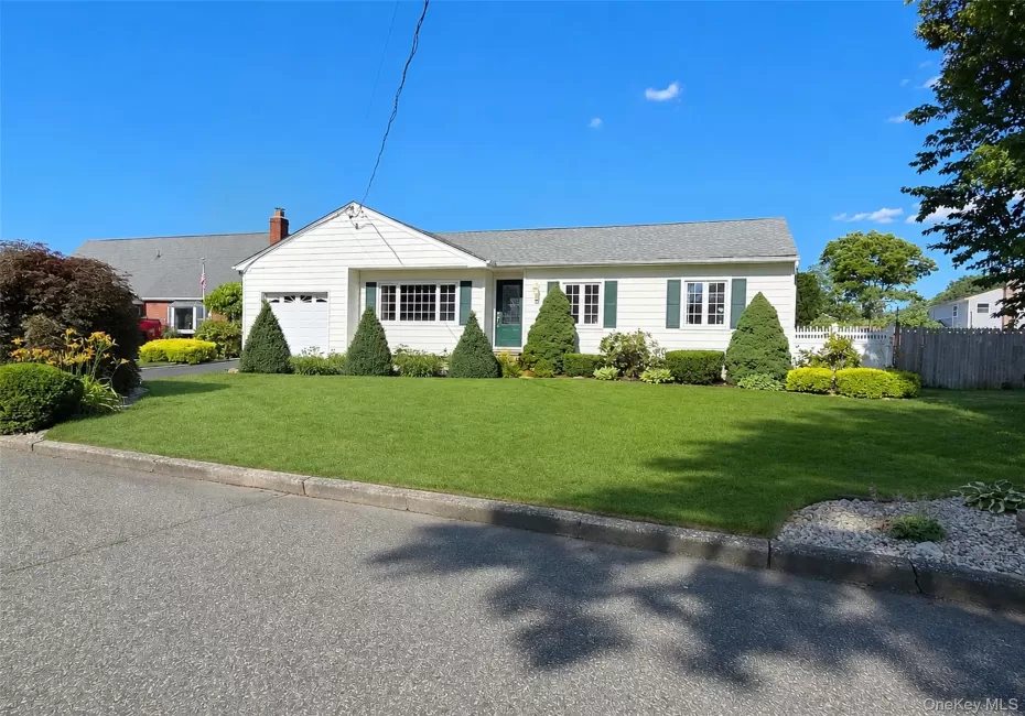 35 Avenue D, Islip, NY, 3 Bedrooms Bedrooms, 10 Rooms Rooms,2 BathroomsBathrooms,Residential,For Rent,Avenue D,0,KEY1018921 35 Avenue D, Islip, NY, 3 Bedrooms Bedrooms, 10 Rooms Rooms,2 BathroomsBathrooms,Residential,For Rent,Avenue D,0,KEY1018921