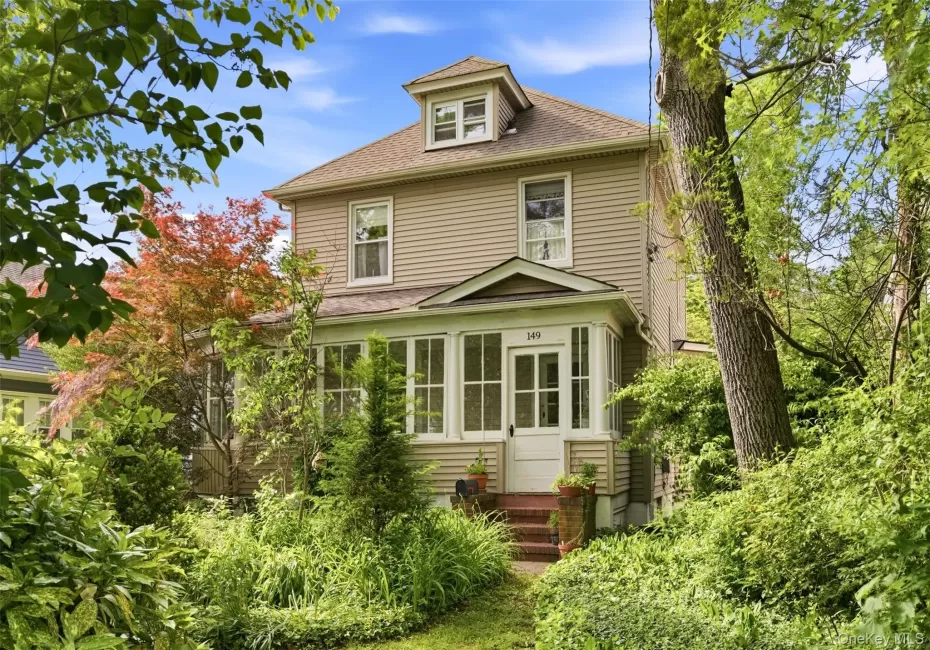 149 Maple Avenue, North Hempstead, NY, 3 Bedrooms Bedrooms, 7 Rooms Rooms,1 BathroomBathrooms,Residential,For Rent,Maple,0,1009256 149 Maple Avenue, North Hempstead, NY, 3 Bedrooms Bedrooms, 7 Rooms Rooms,1 BathroomBathrooms,Residential,For Rent,Maple,0,1009256