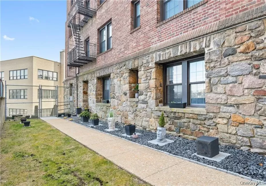 Separate Entrance conveniently located on side of building. Separate Entrance conveniently located on side of building.